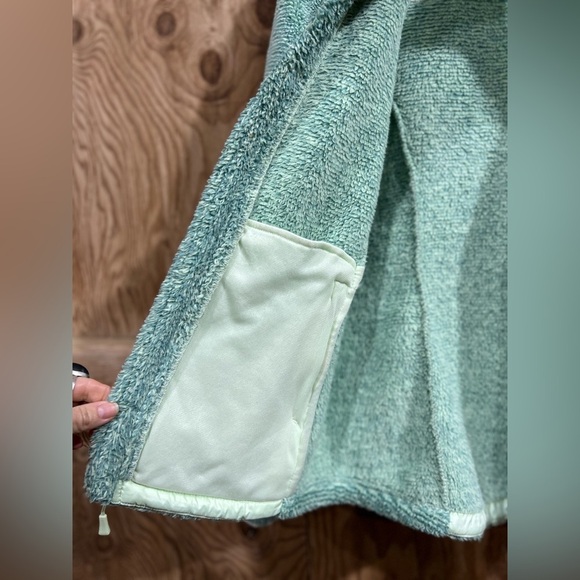 The North Face Osito Fleece Jacket — Cozy Plush Warmth in Sage Green, Size Small - Picture 6 of 11